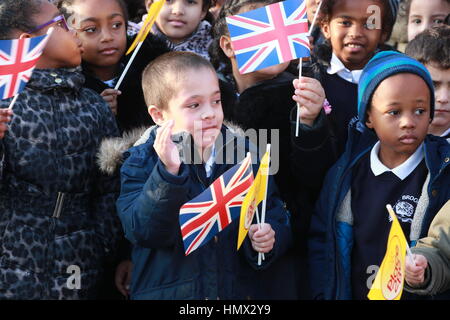 Les enfants à l'école primaire du ruisseau Mitchell, au nord de Londres, attendre l'arrivée du duc et de la duchesse de Cambridge où ils sont présents à la place2Be Big Assemblée générale avec les chefs ensemble pendant la Semaine de la santé mentale des enfants. Banque D'Images