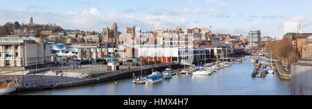 BRISTOL, UK - 2 janvier 2014 : vue panoramique de St Augustine's Reach dans le port de Bristol le 2 jan 2014. L'avis comprend les attractions de la ville includi Banque D'Images