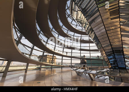 BERLIN, ALLEMAGNE - le 1 novembre 2015 : grand angle de visualisation à l'intérieur du dôme de verre au-dessus du bâtiment du Reichstag. Banque D'Images