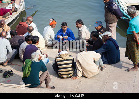 VARANASI, INDE - janvier 04, 2015 : un groupe d'hommes jouant aux cartes à Prachin Hanuman Ghat sur les rives de la rivière Gange. Banque D'Images