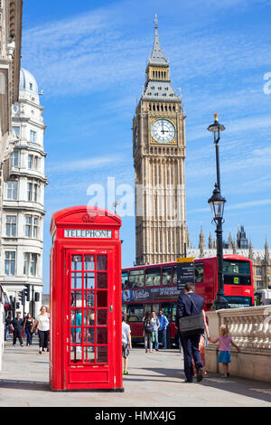 Londres, Royaume-Uni -- 4 septembre 2012 : vue générale du Great George Street à Westminster avec les gens en passant devant un téléphone public fort, un rouge L L Banque D'Images