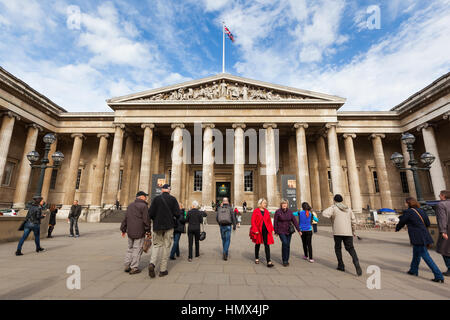Londres - Septembre 19 : Les gens de l'extérieur de la British Museum de Londres le 19 septembre 2013. Prises au cours de la célèbre exposition Pompeii qui a duré 6 mois Banque D'Images