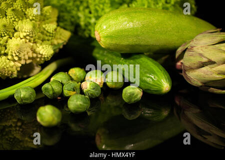 Assortiment de légumes verts sur la surface noire Banque D'Images