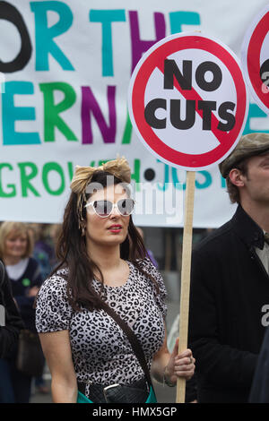 Des manifestants anti-coupures mars à Londres, également connu sous le nom de la Marche pour l'Alternative organisée par le Trades Union Congress (TUC), London, UK Banque D'Images