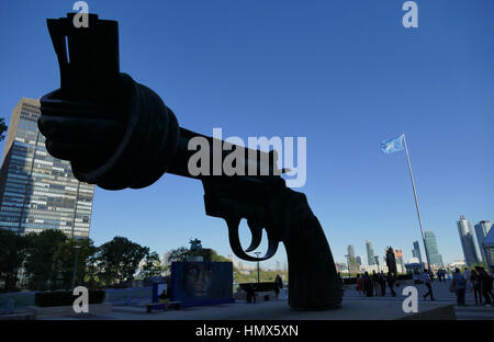 New York, États-Unis. 22 septembre 2016 - Non-violence sculpture au Siège des Nations Unies à New York. Bronze sculptur revolver Magnum 357 Banque D'Images