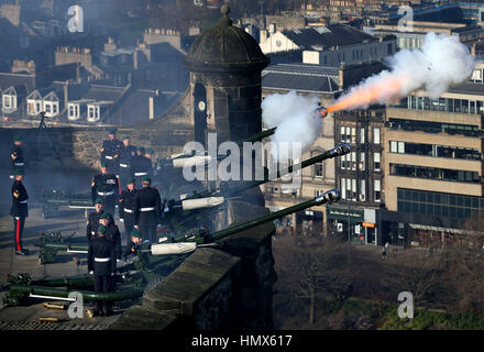 Les membres du Commando 29 Regiment Royal Artillery fire une salve de 21 coups au château d'Édimbourg, pour marquer le 65e anniversaire de l'adhésion de la reine Elizabeth II au trône. Banque D'Images