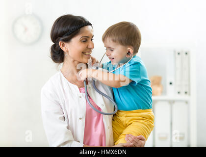 Petit garçon et jeune femme médecin à l'hôpital ayant examen Banque D'Images