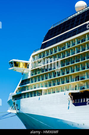 Grand bateau de croisière amarré dans un port de mer Banque D'Images