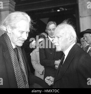 Sir Mortimer Wheeler (à gauche) discute avec ses collègues archéologue Sir Max Mallowan, veuf de Dame auteur du crime Agatha Christie, à l'extérieur de St Martin-in-the-Champs après qu'ils ont suivi le service commémoratif pour Dame Agatha. Banque D'Images