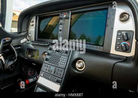 La planche de bord d'un petit avion de sport et deux appareils de navigation grand écran. Avion monoturbopropulseur intérieur , Cirrus SR22, Banque D'Images