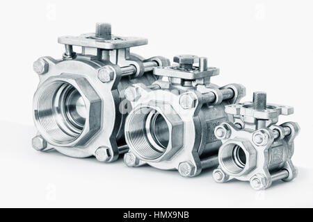 Groupe 3 soupapes, différentes tailles, robinet à bille avec focus sélectif sur des raccords Banque D'Images