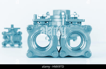 Groupe 3 soupapes, différentes tailles, robinet à bille avec focus sélectif sur des raccords Banque D'Images