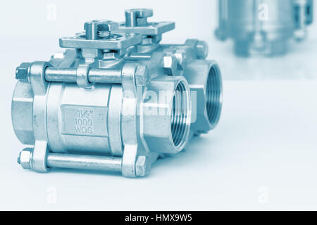 Groupe 2 soupapes, robinet à bille avec focus sélectif sur des raccords Banque D'Images