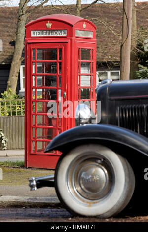 Boîte de téléphone rouge à Mill Hill Village Banque D'Images