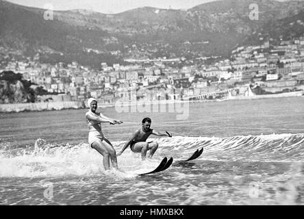 Le Prince Rainier de Monaco, 15, le ski nautique avec la Princesse Antoinette, 17. Date exacte inconnue. Banque D'Images