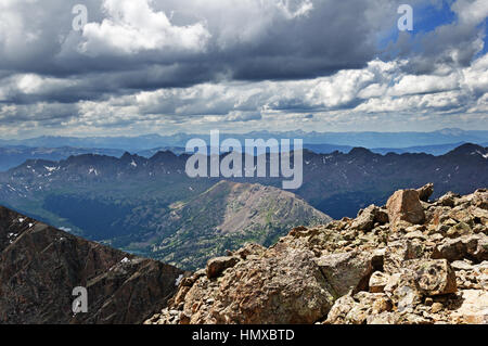 Vue depuis le sommet du mont de la Sainte Croix montrant la plus grande partie de la gamme wapiti à l'horizon Banque D'Images