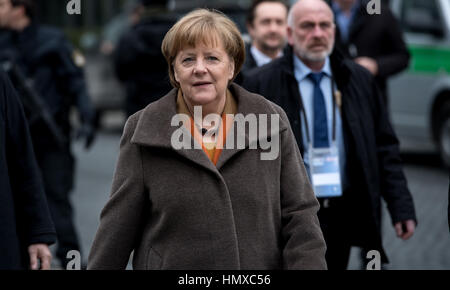 Munich, Allemagne. Feb 6, 2017. La chancelière allemande Angela Merkel arrive à la réunion au sommet des partis CDU et CSU CSU au siège de Munich, Allemagne, 6 février 2017. Les chefs de partis se sont réunis pour discuter sur l'objectif principal de la campagne électorale parlementaire. Photo : Tobias Hase/dpa/Alamy Live News Banque D'Images