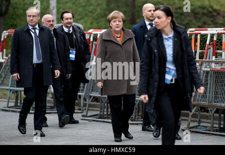 Munich, Allemagne. Feb 6, 2017. La chancelière allemande Angela Merkel arrive à la réunion au sommet des partis CDU et CSU CSU au siège de Munich, Allemagne, 6 février 2017. Les chefs de partis se sont réunis pour discuter sur l'objectif principal de la campagne électorale parlementaire. Photo : Sven Hoppe/dpa/Alamy Live News Banque D'Images