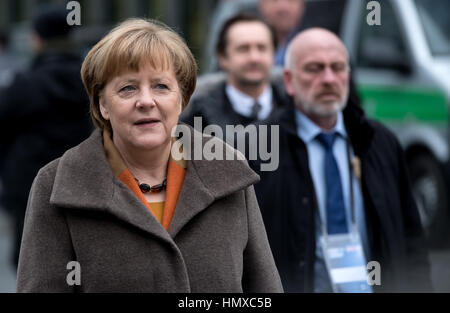 Munich, Allemagne. Feb 6, 2017. La chancelière allemande Angela Merkel arrive à la réunion au sommet des partis CDU et CSU CSU au siège de Munich, Allemagne, 6 février 2017. Les chefs de partis se sont réunis pour discuter sur l'objectif principal de la campagne électorale parlementaire. Photo : Sven Hoppe/dpa/Alamy Live News Banque D'Images