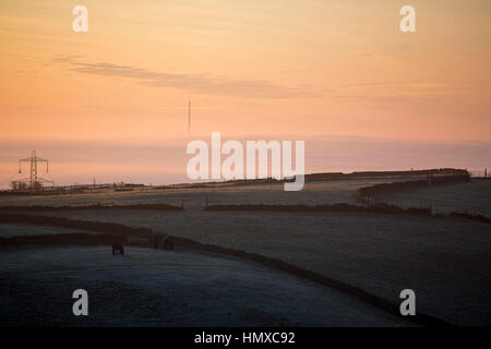 Calderdale, West Yorkshire, Royaume-Uni. Feb 6, 2017. Météo. Brouillard et gel profond un lundi matin, dans le Yorkshire. Un lointain Emley Moor émetteur de télévision se dresse au-dessus de la brume. Emley Moor station émettrice est une installation de télécommunications et de radiodiffusion sur Emley Moor, 1 mile à l'ouest d'Emley, à Kirklees, West Yorkshire, Angleterre la plus visible de la station est fonction de ses 1 084 pieds (330,4 m) de hauteur de la tour de béton, qui est un bâtiment classé Grade II. Il s'agit de la plus haute structure autoportante au Royaume-Uni, 7e plus haute structure autoportante dans l'Union européenne, 4ème tour la plus haute i Banque D'Images