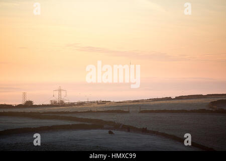 Calderdale, West Yorkshire, Royaume-Uni. Feb 6, 2017. Météo. Brouillard et gel profond un lundi matin, dans le Yorkshire. Un lointain Emley Moor émetteur de télévision se dresse au-dessus de la brume. Emley Moor station émettrice est une installation de télécommunications et de radiodiffusion sur Emley Moor, 1 mile à l'ouest d'Emley, à Kirklees, West Yorkshire, Angleterre la plus visible de la station est fonction de ses 1 084 pieds (330,4 m) de hauteur de la tour de béton, qui est un bâtiment classé Grade II. Il s'agit de la plus haute structure autoportante au Royaume-Uni, 7e plus haute structure autoportante dans l'Union européenne, 4ème tour la plus haute i Banque D'Images