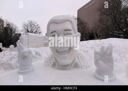 Sapporo, Japon. Feb 6, 2017. Une sculpture de l'artiste japonais Taro Piko peut être vu à la fête de la neige à Sapporo, Japon, 6 février 2017. Taro a gagné la célébrité en propulsant un 45 deuxième chanson 'plume stylo Apple Ananas" dans les charts US a frappé. Photo : Nicolaysen Lars/apd/Alamy Live News Banque D'Images