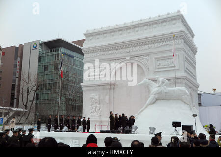 Sapporo, Japon. Feb 6, 2017. Un 17, 5 mètres de haut et 24 mètres de large réplique de l'Arc de Triomphe à Paris peut être vu à la fête de la neige à Sapporo, Japon, 6 février 2017. Photo : Nicolaysen Lars/apd/Alamy Live News Banque D'Images