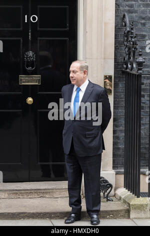 Londres, Royaume-Uni. Feb 6, 2017. Benjamin Netanyahu, Premier Ministre d'Israël, la gauche en attente sur le pas de la porte du 10 Downing Street avant d'être accueillis par Theresa May, le Premier Ministre britannique. Londres, Grande-Bretagne. Crédit : Alex MacNaughton/Alamy Live News