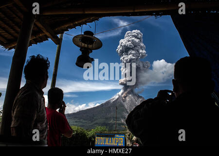 4 février 2017 - Karo, Nord de Sumatra, Indonésie - Un résident regardé Sinabung que la libération d'un nuage de cendres chaudes ont montré des signes de volcanique l'activité volcanique dans la zone reste élevée, au cours d'éruption de Karo. Sinabung rugissait retour à la vie en 2010 pour la première fois en 400 ans et après une autre période d'inactivité, il a éclaté une fois de plus en 2013 et est demeurée très actives depuis la dernière éruption et en mai 2016, tuant sept personnes. (Crédit Image : © Ivan Damanik via Zuma sur le fil) Banque D'Images