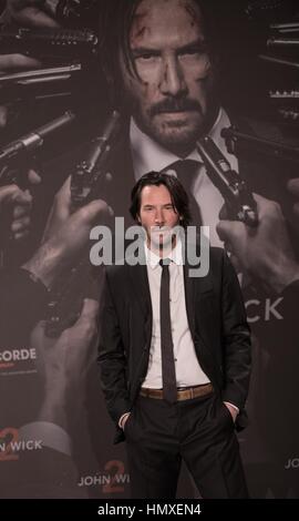 Berlin, Allemagne. Feb 6, 2017. L'acteur Keanu Reeves arrive à une photo appel à la film 'John Wick : Chapter 2' à Berlin, Allemagne, 6 février 2017. Reeves joue un tueur qui souhaite pour la retraite dans la Chad Stahelski film d'action. Photo : Jörg Carstensen/dpa/Alamy Live News Banque D'Images