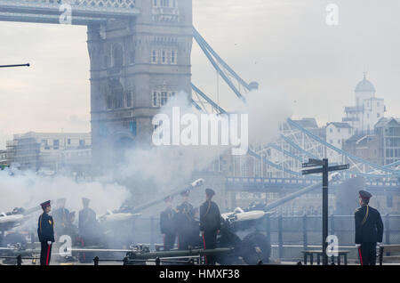 Londres, Royaume-Uni. 6 Février, 2017 Les armes à feu sont tirés en direction de la Tour de Londres à l'occasion de la reine Elizabeth II devient la première monarque à célébrer son Jubilé de Saphir. Credit : Ilyas Ayub / Alamy Live News Banque D'Images