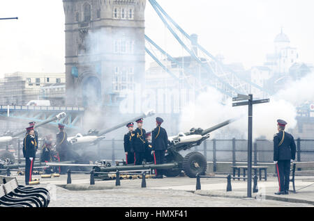 Londres, Royaume-Uni. 6 Février, 2017 Les armes à feu sont tirés en direction de la Tour de Londres à l'occasion de la reine Elizabeth II devient la première monarque à célébrer son Jubilé de Saphir. Credit : Ilyas Ayub / Alamy Live News Banque D'Images