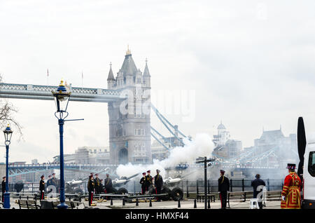 Londres, Royaume-Uni. 6 Février, 2017 Les armes à feu sont tirés en direction de la Tour de Londres à l'occasion de la reine Elizabeth II devient la première monarque à célébrer son Jubilé de Saphir. Credit : Ilyas Ayub / Alamy Live News Banque D'Images