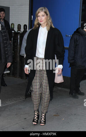 New York, USA. Feb 6, 2017. Rosamund Pike vu à Good Morning America la promotion de son nouveau film, un Royaume-Uni le 6 février 2017 à New York. Credit : Rw/media/Alamy Punch Live News Banque D'Images