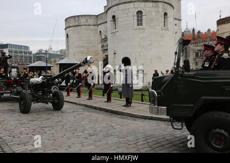 London,UK. Feb 6, 2017. Honorable Artillery Company tire une salve de ronde 62 Quai des armes à feu à l'occasion du 65e anniversaire de Sa Majesté la Reine's accession au trône. Crédit photo : SANDRA ROWSE/Alamy Live News Banque D'Images