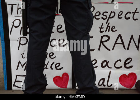 Londres, Royaume-Uni. Feb 6, 2017. Un homme de la police se place en avant d'une plaque-étiquette comme pro-Palestiniens demostrators contre le Premier Ministre israélien, Benjamin visite de Netanyahou à Downing Street . Credit : Thabo Jaiyesimi/Alamy Live News Banque D'Images