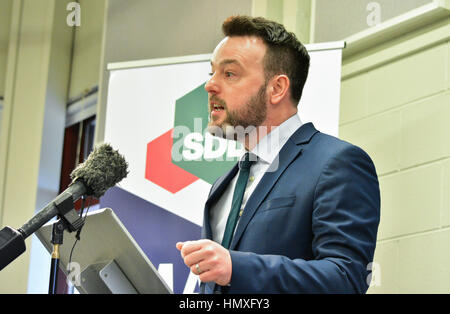 County Armagh, en Irlande. Feb 6, 2017. SDLP Chef Colm Eastwood aborde la campagne électorale de partis au lancement, l'île d'Oxford County Armagh. Credit : Mark Winter/Alamy Live News Banque D'Images