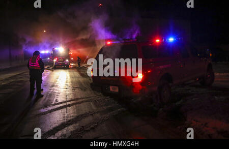 Davenport, Iowa, États-Unis. Dec 18, 2016. Le travail des premiers intervenants sur les lieux d'un incendie dans une ossature de bois quatre-plex au 508 rue Marquette Nord à Davenport le dimanche. La fumée de l'incendie pourrait être considéré pour les blocs. L'incendie a débuté peu avant 18 heures Les pompiers travaillent à une température de 7 degrés en dessous de zéro, selon le Service National de Weaher, Davenport. Apparemment, personne n'a été vivant dans la structure. Credit : Andy Abeyta/Quad-City Times/ZUMA/Alamy Fil Live News Banque D'Images