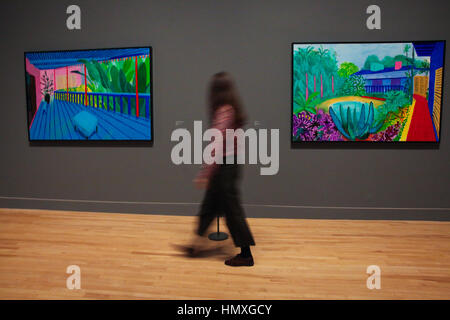 La Tate Britain, Londres, Royaume-Uni - 06 févr. 2017 - Un membre du personnel de la galerie marche dernières par peinture appelé ''Jardin 2015" par l'artiste anglais David Hockney au cours d'une conférence de presse aperçu d'une rétrospective de son travail à la Tate Britain. L'exposition ouverte du 9 février 2017 au 29 mai 2017 l'exposition rassemble une grande sélection d'oeuvres de David Hockney. Credit : Dinendra Haria/Alamy Live News Banque D'Images