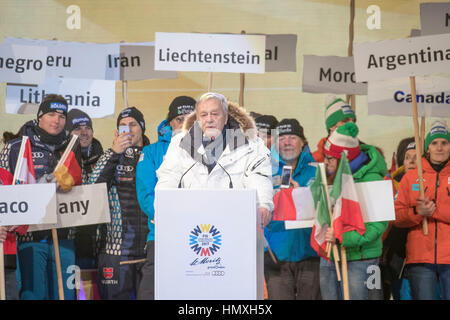 Saint-Moritz, Suisse. Feb 6, 2017. Le Président de la FIS Gian Franco Kasper parle au cours de la cérémonie d'ouverture de la Coupe du Monde de Ski Alpin FIS à Kulm Park à Saint-Moritz, Suisse, 6 février 2017. Photo : Michael Kappeler/dpa/Alamy Live News Banque D'Images