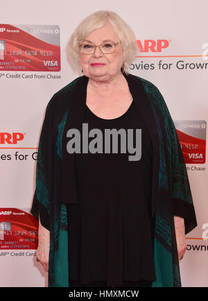 Los Angeles, USA. 08Th Feb 2017. June Squibb 153 arrivant à la 16e Conférence annuelle de l'AARP Magazine's films pour adultes Awards au Beverly Wilshire Four Seasons Hotel le 6 février 2017 à Beverly Hills, le Crédit : Gamma-USA/Alamy Live News Banque D'Images