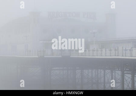 Brighton, East Sussex. 7 février 2017. Météo britannique. Front de mer de Brighton enveloppé dans un très épais brouillard en début de journée. Credit : Francesca Moore/Alamy Live News Banque D'Images