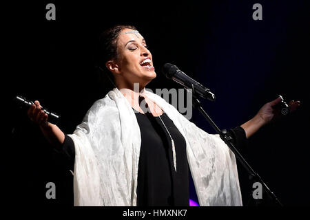 Brno, République tchèque. 08Th Feb 2017. La chanteuse israélienne Achinoam Nini, connu sous le nom de Noa, effectue à Brno, en République tchèque, le 6 février 2017. Photo : CTK Vaclav Salek/Photo/Alamy Live News Banque D'Images