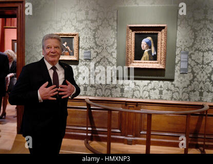 Den Haag, Pays-Bas. 07Th Feb 2017. Le président allemand Joachim Gauck en face de Johannes Vermeer peinture 'fille avec le Pearl Earring' (ch. 1665) dans le musée Mauritshuis à La Haye, Pays-Bas, 07 février 2017. Gauck est aux Pays-Bas pour une visite de deux jours. Le voyage est son dernier en tant que président de l'Allemagne. Photo : Rainer Jensen/dpa/Alamy Live News Banque D'Images