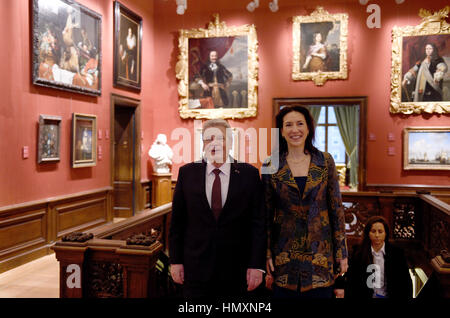 Den Haag, Pays-Bas. 07Th Feb 2017. Le président allemand Joachim Gauck (l) avec le directeur de la musée Mauritshuis Emilie Gordenker à Den Haag, Pays-Bas, 07 février 2017. Gauck est aux Pays-Bas pour une visite de deux jours. Le voyage est son dernier en tant que président de l'Allemagne. Photo : Rainer Jensen/dpa/Alamy Live News Banque D'Images