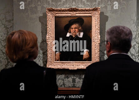 Den Haag, Pays-Bas. 07Th Feb 2017. Le président allemand Joachim Gauck (r) et son partenaire Daniela Schadt en face de la peinture de Rembrandt 'Portrait d'un vieil homme' dans le musée Mauritshuis à La Haye, Pays-Bas, 07 février 2017. Gauck est aux Pays-Bas pour une visite de deux jours. Le voyage est son dernier en tant que président de l'Allemagne. Photo : Rainer Jensen/dpa/Alamy Live News Banque D'Images