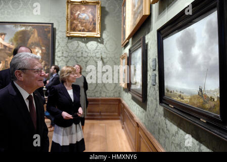 Den Haag, Pays-Bas. 07Th Feb 2017. Le président allemand Joachim Gauck (l) et son partenaire Daniela Schadt regarder peintures dans le musée Mauritshuis à La Haye, Pays-Bas, 07 février 2017. Gauck est aux Pays-Bas pour une visite de deux jours. Le voyage est l'une de ses dernières en tant que président de l'Allemagne. Photo : Rainer Jensen/dpa/Alamy Live News Banque D'Images