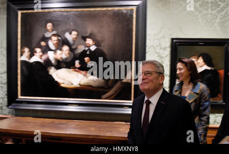Den Haag, Pays-Bas. 07Th Feb 2017. Le président allemand Joachim Gauck (l) en face de la peinture de Rembrandt, "La leçon d'Anatomie du Dr Nicolaes Tulp" (1632) dans le musée Mauritshuis à La Haye, Pays-Bas, 07 février 2017. Gauck est aux Pays-Bas pour une visite de deux jours. Le voyage est l'une de ses dernières en tant que président de l'Allemagne. Photo : Rainer Jensen/dpa/Alamy Live News Banque D'Images