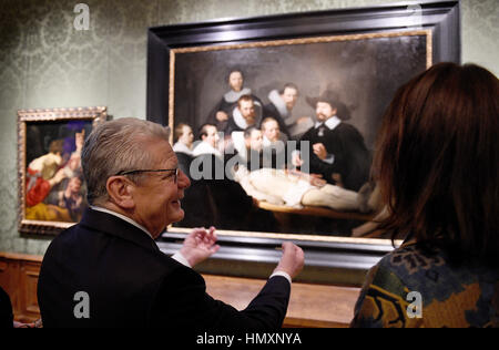 Den Haag, Pays-Bas. 07Th Feb 2017. Le président allemand Joachim Gauck (l) en face de la peinture de Rembrandt, "La leçon d'Anatomie du Dr Nicolaes Tulp" (1632) dans le musée Mauritshuis à La Haye, Pays-Bas, 07 février 2017. Gauck est aux Pays-Bas pour une visite de deux jours. Le voyage est l'une de ses dernières en tant que président de l'Allemagne. Photo : Rainer Jensen/dpa/Alamy Live News Banque D'Images