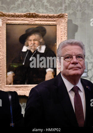 Den Haag, Pays-Bas. 07Th Feb 2017. Le président allemand Joachim Gauck en face de la peinture de Rembrandt 'Portrait d'un vieil homme' dans le musée Mauritshuis à La Haye, Pays-Bas, 07 février 2017. Gauck est aux Pays-Bas pour une visite de deux jours. Le voyage est l'une de ses dernières en tant que président de l'Allemagne. Photo : Rainer Jensen/dpa/Alamy Live News Banque D'Images